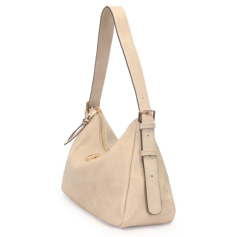 Bolsa hobo casual feminina bege com alça única ajustável e detalhe metálico dourado frontal